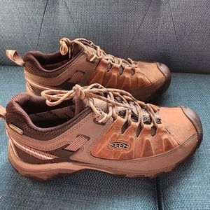 Keen men hiking shoes NWOT